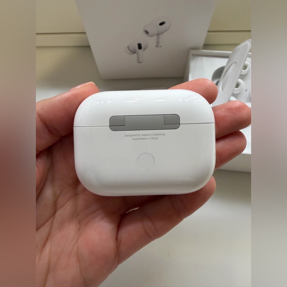 Apple AirPods Pro 2nd Generation - Picture 5 of 17